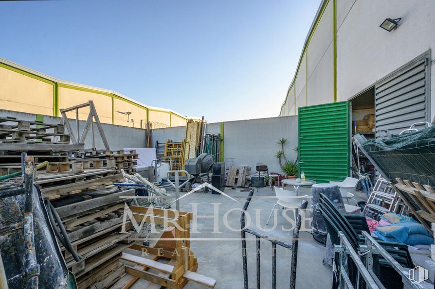 Industrial for sale at Calle Costa del Sol, Yuncos, Toledo, 45210 with composite material, metal, engineering, building material, factory, steel, aluminium, workshop and warehouse around