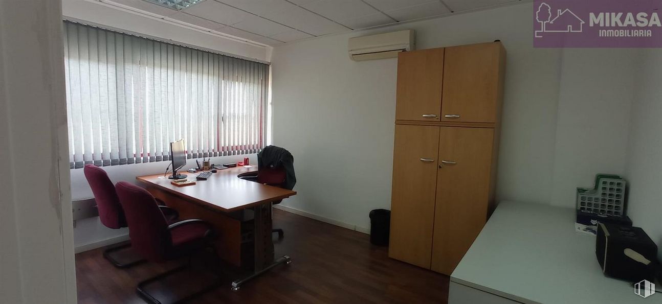 Industrial for sale at Polígono Las Cubiertas, Griñón, Madrid, 28971 with wardrobe, cupboard, desk, furniture, property, table, building, interior design, wood and door around