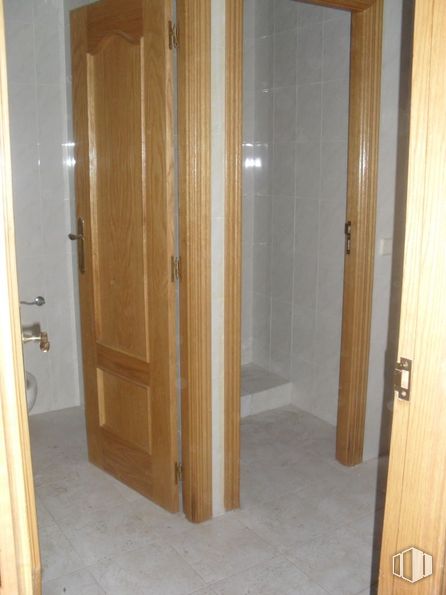 Nave en venta en Polígono La Mina, Colmenar Viejo, Madrid, 28770 con madera, puerta, suelos, suelo, puerta de casa, tinte para madera, madera dura, manija de la puerta, contrachapado y ferretería doméstica alrededor