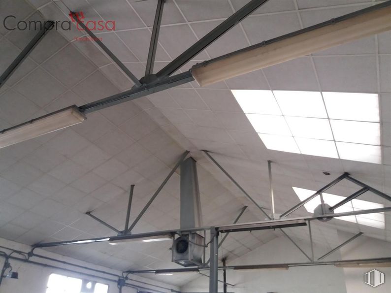 Industrial for sale at Polígono Industrial El Cerro, Segovia, 40006 with ceiling fan, fixture, shade, beam, composite material, ceiling, tints and shades, building material, wood and metal around