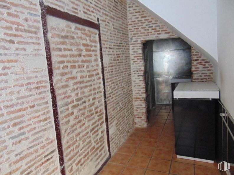 Retail for sale at Calle San Millán, Ávila, 05001 with building, property, house, wood, brickwork, brick, flooring, floor, fixture and hardwood around