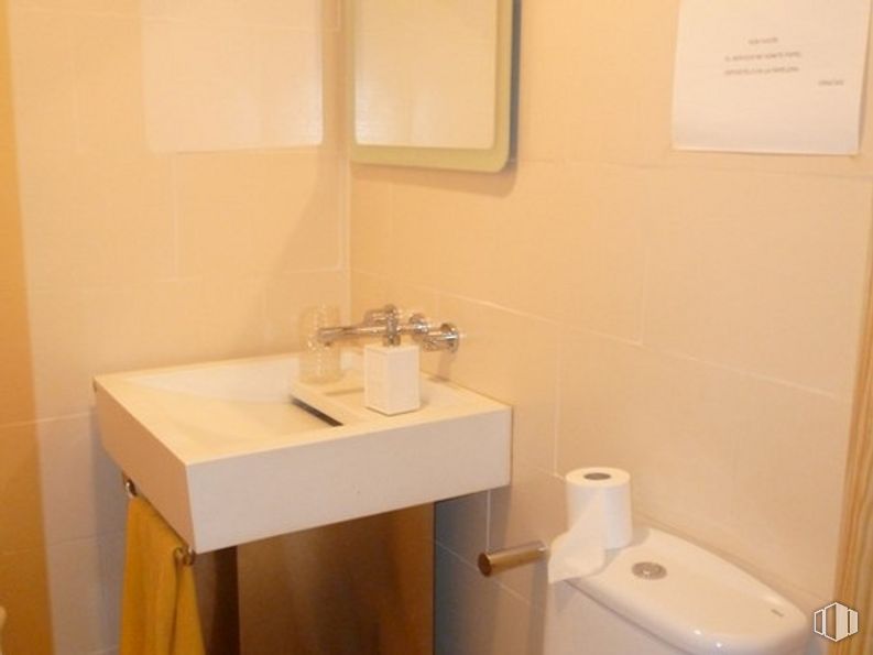 Retail for sale at Calle Maestro Vicente Rodríguez, Fuensalida, Toledo, 45510 with toilet paper, sink, mirror, tap, plumbing fixture, property, bathroom sink, bathroom, purple and interior design around