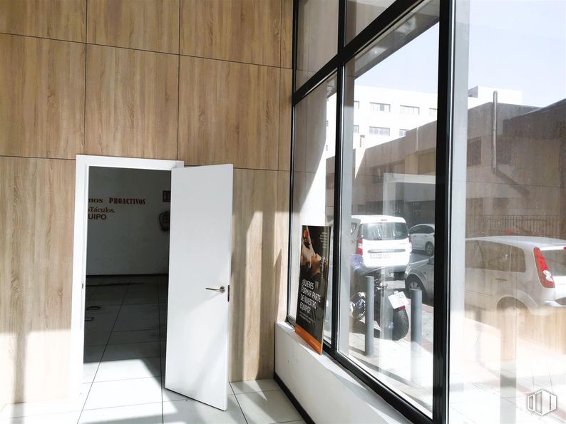 Oficina en alquiler en Calle Haya, Carabanchel, Madrid, 28044 con coche, puerta, rueda, diseño automovilístico, accesorio, edificio, ventana, interiorismo, puerta del vehículo y exterior del automóvil alrededor