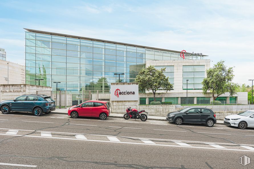 Oficina en alquiler y venta en Avenida Europa, 10, Alcobendas, Madrid, 28108 con coche, edificio, rueda, neumático, luz de estacionamiento, vehículo terrestre, cielo, nube, vehículo y propiedad alrededor