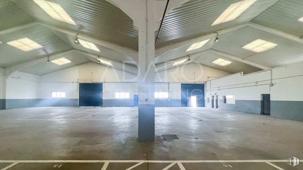 Nave en venta en Zona industrial, Alcorcón, Madrid, 28922 con accesorio, suelos, suelo, edificio, aparcamiento, ciudad, vidrio, techo, simetría y aparcamiento alrededor