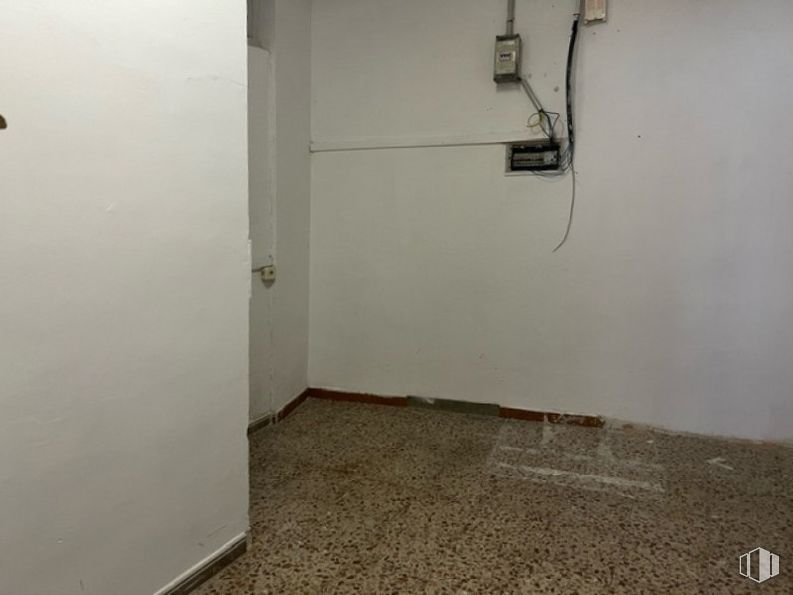 Retail for rent at Zona Escritores, Leganés, Madrid, 28912 with property, fixture, wall, flooring, gas, composite material, handle, door, room and ceiling around