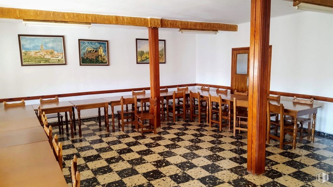 Retail for sale at Zona La Pedriza, Manzanares el Real, Madrid, 28410 with picture frame, chair, property, furniture, table, wood, interior design, floor, architecture and flooring around