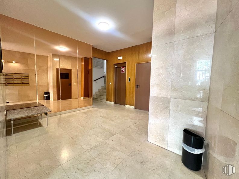 Local en venta en Calle Almansa, 91, Moncloa - Aravaca, Madrid, 28040 con puerta, contenedor de basura, propiedad, edificio, madera, interiorismo, suelos, suelo, suelo de baldosas y hall alrededor