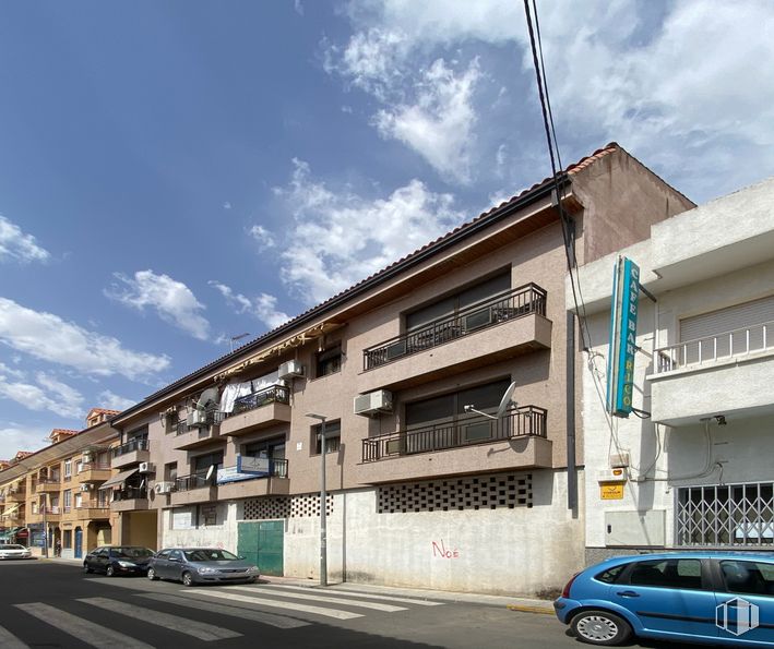 Retail for sale & for rent at Calle Illescas, 13, Yuncos, Toledo, 45210 with car, building, cloud, sky, tire, land vehicle, wheel, vehicle, window and blue around