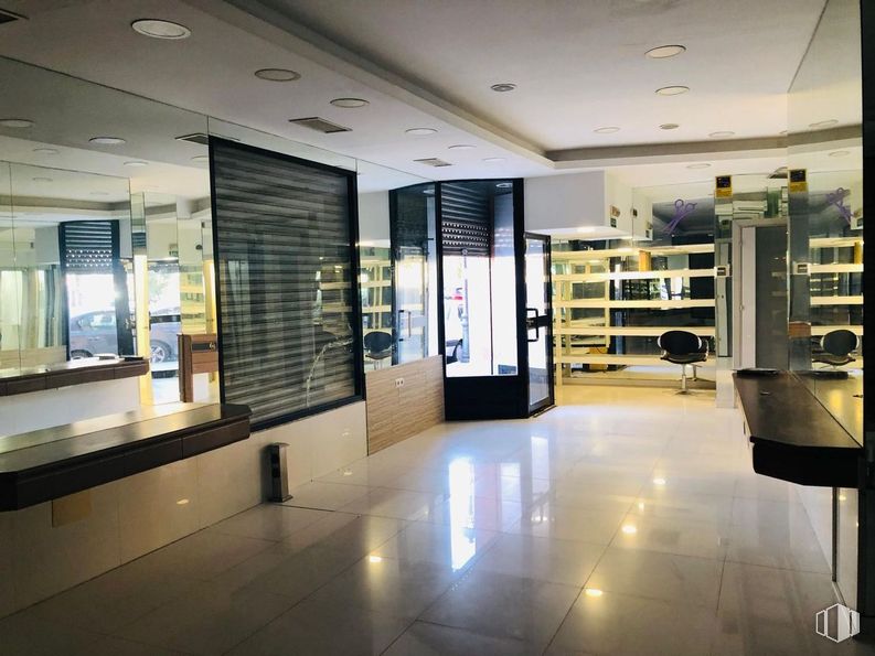 Retail for rent at Calle Rey, Aranjuez, Madrid, 28300 with furniture, flooring, interior design, floor, ceiling, lighting, glass, composite material, commercial building and transparency around