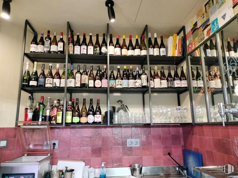 Retail for rent at Mercado de Antón Martín , Calle Santa Isabel, 5, Centro, Madrid, 28012 with building, bottle, drinking establishment, barware, shelf, shelving, glass bottle, alcoholic beverage, drink and retail around