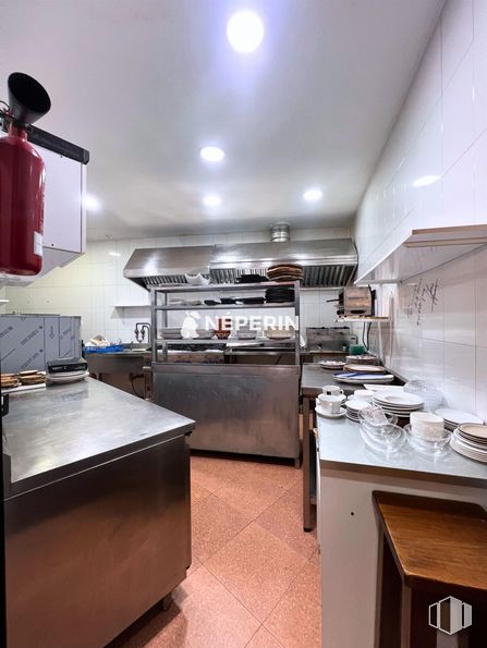 Local en alquiler en Zona Centro, Illescas, Toledo, 45200 con taburete, ebanistería, encimera, aparato de cocina, cocina, cocina, madera, campana extractora, interiorismo y suelos alrededor