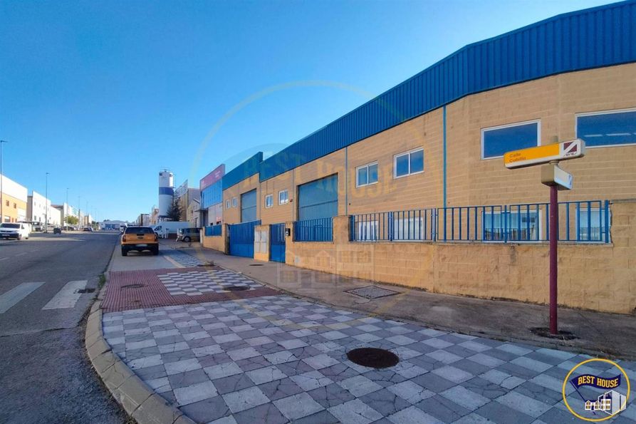 Industrial for sale at Polígono Industrial Sepes, Cuenca, 16004 with sky, land vehicle, car, azure, window, building, wheel, road surface, tire and asphalt around