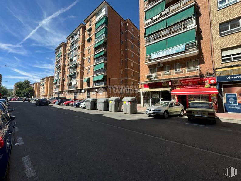 Local en alquiler en Avenida Reyes Católicos, Alcalá de Henares, Madrid, 28802 con edificio, cielo, coche, nube, vehículo, rueda, asfalto, luz de la calle, superficie de la carretera y diseño urbano alrededor