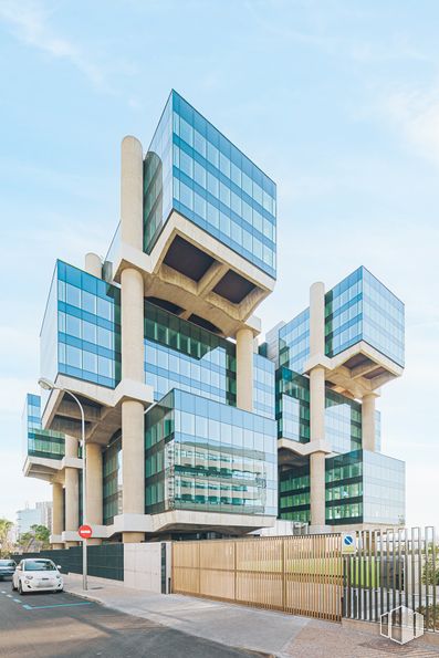 Oficina en alquiler en Edificio Los Cubos, Calle Albacete, 5, Ciudad Lineal, Madrid, 28027 con edificio, cielo, durante el día, propiedad, nube, diseño urbano, condominio, zona residencial, bloque de pisos y edificio comercial alrededor