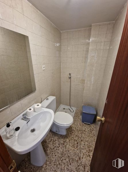 Retail for rent at Avenida Río Boladiez, Toledo, 45007 with toilet, sink, property, plumbing fixture, bathroom, bathroom sink, tap, purple, wood and mirror around