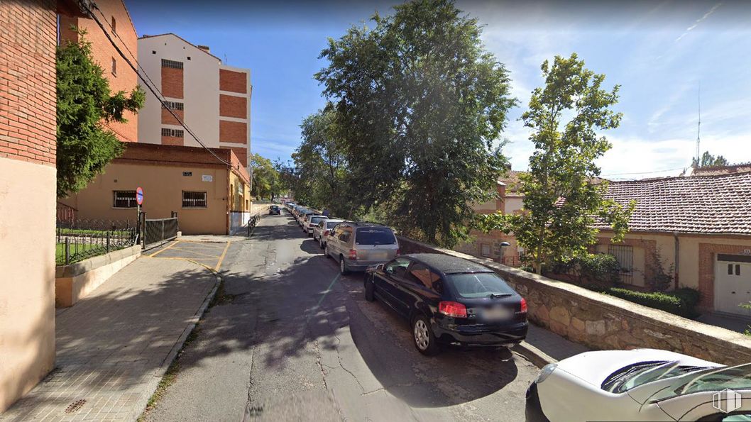 Local en alquiler y venta en Calle Anselmo Carretero, Segovia, 40003 con coche, edificio, vehículo terrestre, planta, cielo, vehículo, neumático, rueda, ventana y árbol alrededor