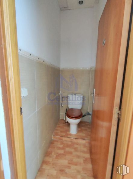 Retail for rent at Avenida Barcelona, Guadalajara, 19005 with toilet, brown, toilet seat, building, plumbing fixture, fixture, bathroom, wood, interior design and house around