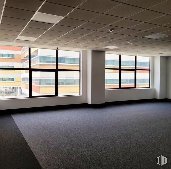 Office for sale at Calle María Tubau, Fuencarral - El Pardo, Madrid, 28049 with window, flooring, floor, interior design, ceiling, glass, composite material, commercial building, tile flooring and tile around