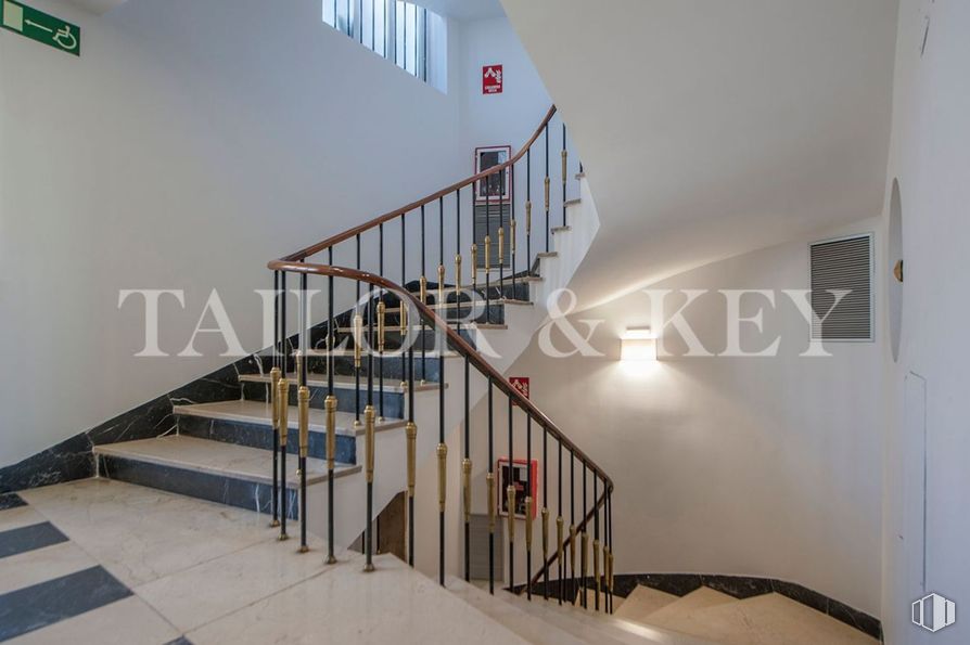 Oficina en venta en Paseo Castellana, Chamartín, Madrid, 28046 con escaleras, accesorio, madera, suelos, planta, suelo, pintura, casa, techo y balaustre alrededor