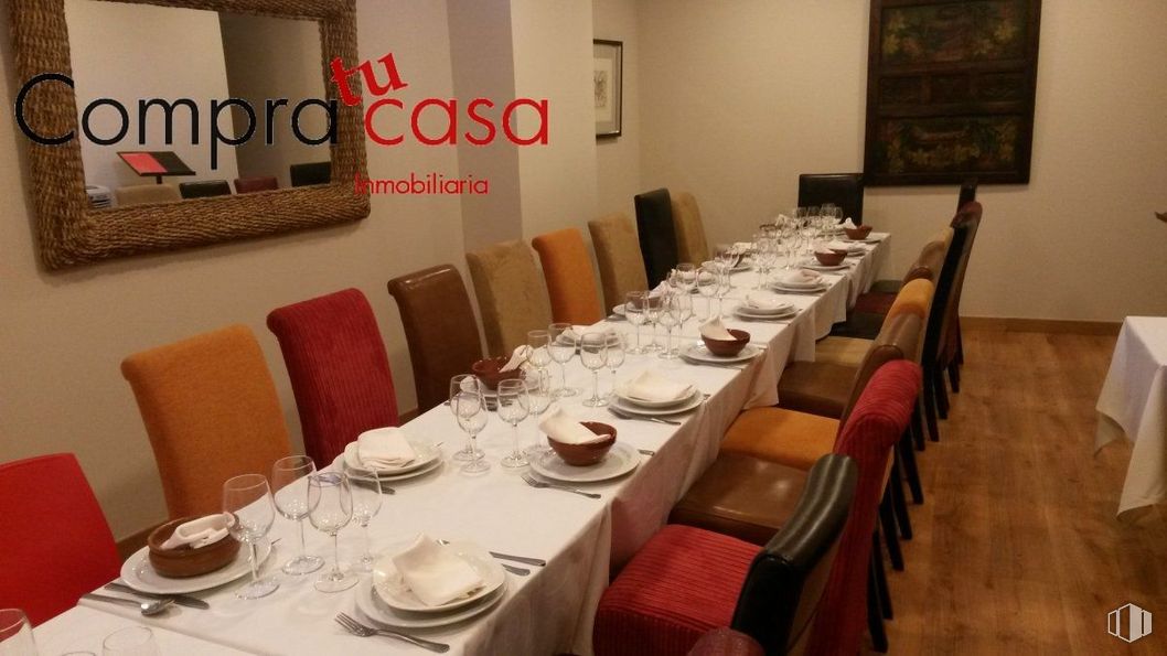 Retail for sale & for rent at Avenida Acueducto, Segovia, 40002 with tableware, table top, mirror, chair, table, furniture, tablecloth, stemware, textile and dishware around