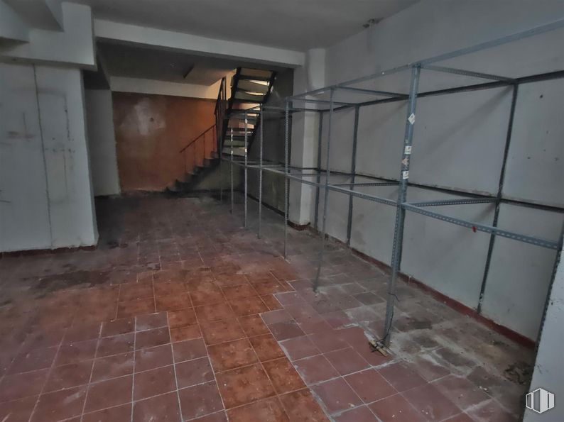 Retail for sale at Calle Cavanilles, Retiro, Madrid, 28007 with flooring, floor, tile flooring, wood, composite material, brickwork, building material, brick, fixture and house around