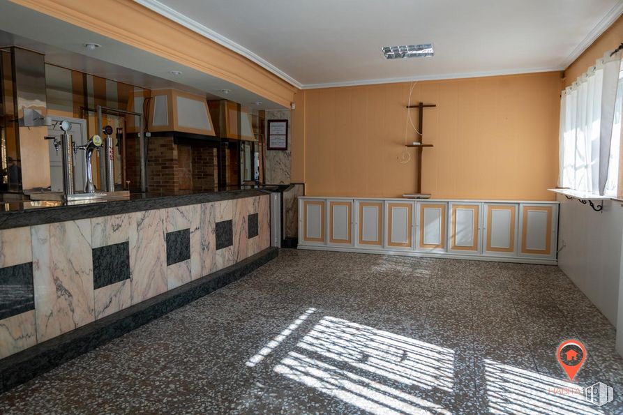 Retail for rent at Calle San Damián, Cuenca, 16002 with cabinetry, wood, interior design, flooring, window, floor, fixture, real estate, hardwood and shelf around