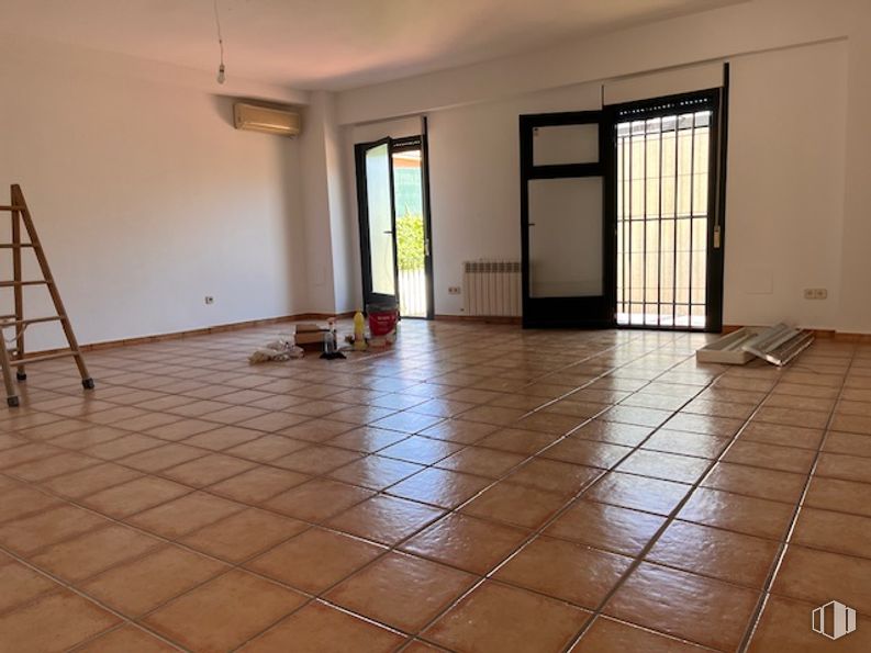 Retail for rent at Calle Bispo, Villaviciosa de Odón, Madrid, 28670 with ladder, flooring, floor, wood, tile flooring, door, tile, hall, wood stain and hardwood around