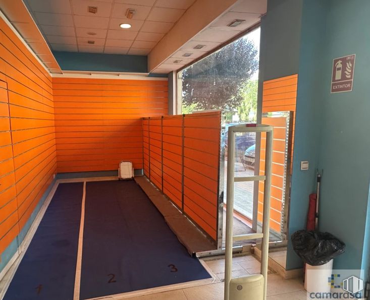 Retail for rent at Calle Nuestra Señora de Sonsoles, 1, Ávila, 05003 with fixture, wood, interior design, floor, flooring, door, real estate, building, hardwood and ceiling around