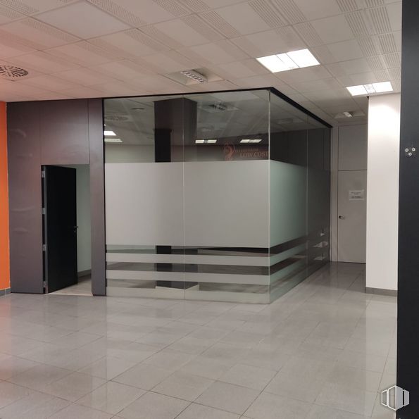 Local en venta en Avenida Portugal, 12, Móstoles, Madrid, 28932 con ebanistería, accesorio, edificio, suelo, diseño automotriz, piso, pasillo, puerta, exterior automotriz y puerta del vehículo alrededor