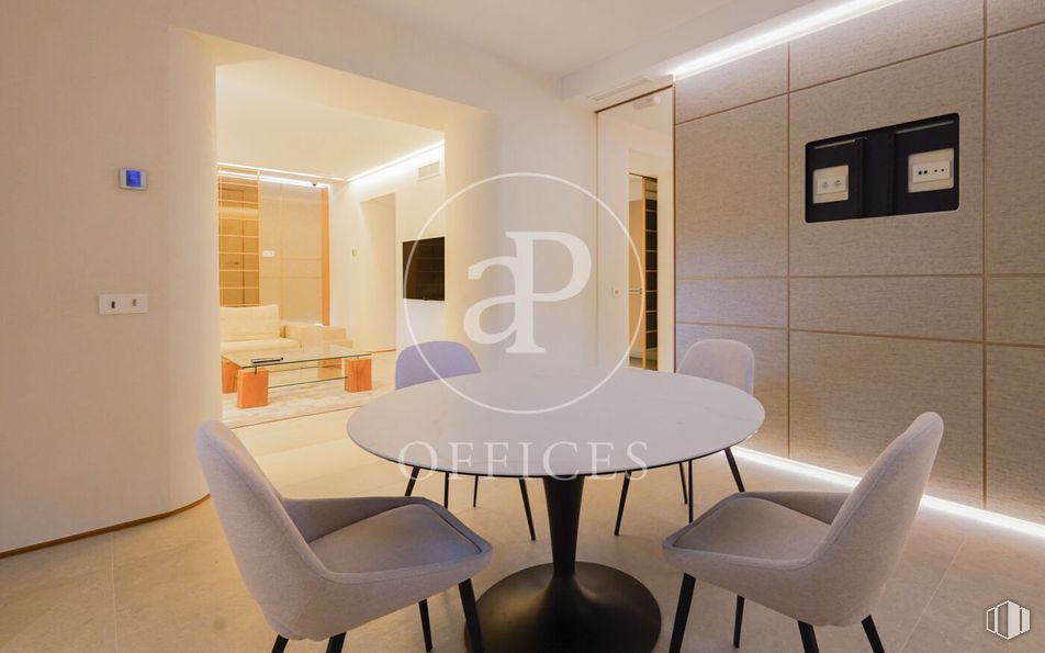 Oficina en alquiler en Calle Felipe IV, Retiro, Madrid, 28014 con silla, mesa de centro, puerta, mueble, mesa, propiedad, interiorismo, suelo, madera y suelos alrededor