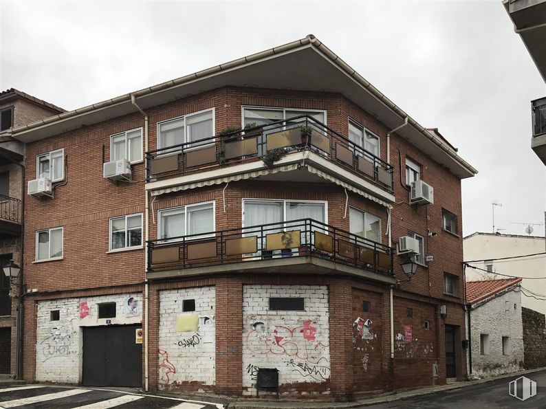 Retail for rent at Calle Mayor, 4, Pedrezuela, Madrid, 28723 with building, window, cloud, sky, wood, brick, urban design, neighbourhood, residential area and wall around