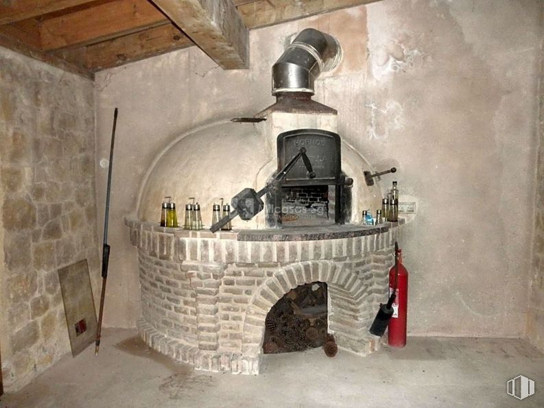 Retail for sale at Zona Centro, Sepúlveda, Segovia, 40300 with fireplace, packaged goods, gas, masonry oven, brick, hearth, brickwork, arch, room and wood-burning stove around