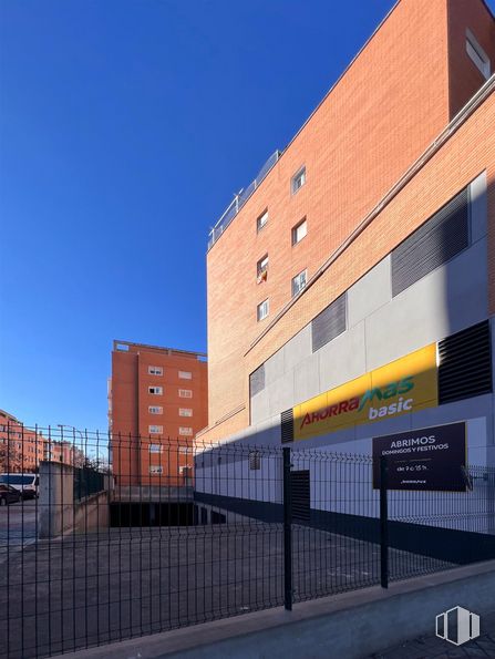 Nave en venta en Calle Sitio del Escorial, 4, Carabanchel, Madrid, 28054 con edificio, cielo, ventana, fachada, material compuesto, edificio comercial, ciudad, diseño urbano, valla y ladrillo alrededor