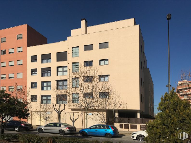 Local en alquiler y venta en Avenida de la Paz, Getafe, Madrid, 28903 con coche, edificio, rueda, cielo, neumático, ventana, árbol, vehículo, diseño urbano y luz de la calle alrededor