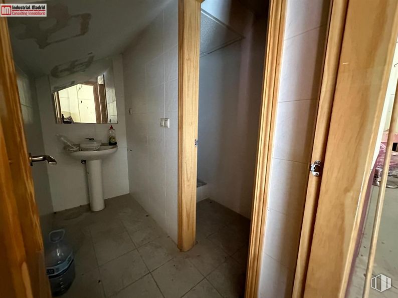 Industrial for sale at Polígono Industrial Camporroso, Ciempozuelos, Madrid, 28350 with sink, plumbing fixture, building, bathroom, tap, bathroom sink, floor, fixture, house and flooring around