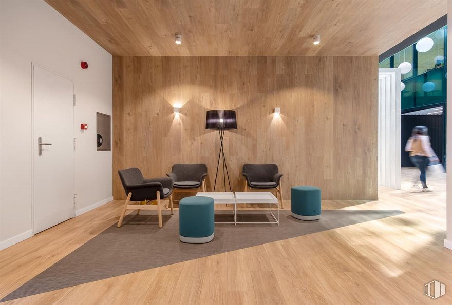 Oficina en alquiler en Edificio Nodo, Zona Barajas, Barajas, Madrid, 28042 con puerta, persona, silla, alumbrado, ropa, mueble, madera, confort, interiorismo y hall alrededor