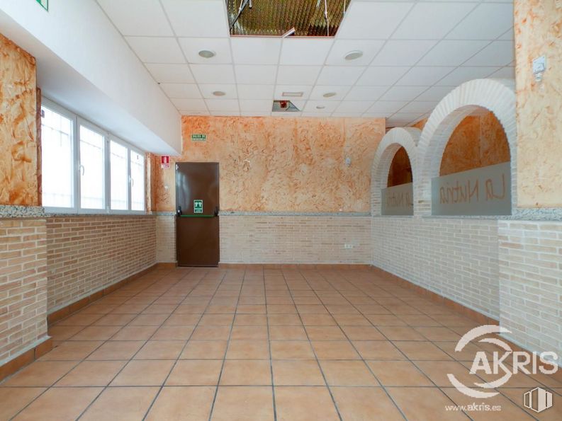 Retail for sale at Calle Islas Columbretes, Fuencarral - El Pardo, Humanes de Madrid, Madrid, 28970 with window, property, tile flooring, flooring, floor, interior design, fixture, brickwork, hall and wood around