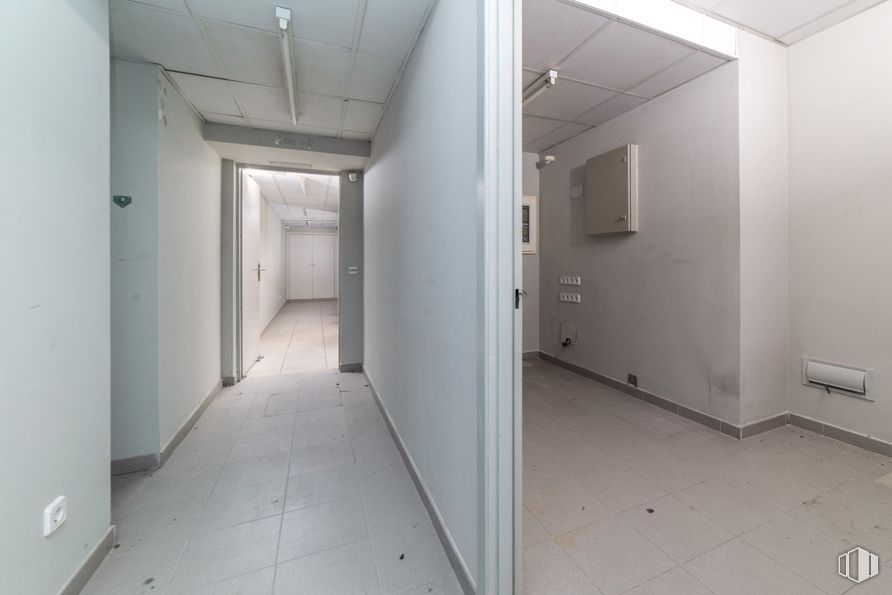 Local en alquiler y venta en Calle Virgen de la Alegría, Ciudad Lineal, Madrid, 28027 con accesorio, edificio, suelos, suelo, casa, hall, puerta, vidrio, techo y aluminio alrededor