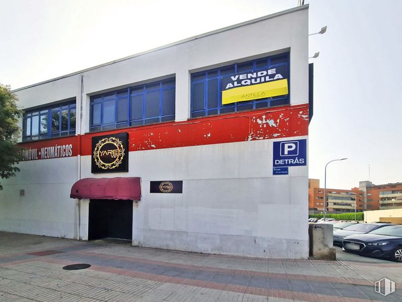 Local en venta en Calle Luis Sauquillo, Fuenlabrada, Madrid, 28944 con edificio, ventana, coche, cielo, vehículo de motor, luz de estacionamiento automotriz, fachada, vehículo, gas y planta alrededor