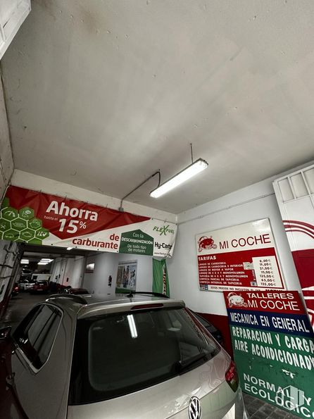 Nave en venta en Calle Ezequiel Solana, 29, Ciudad Lineal, Madrid, 28017 con coche, alumbrado, lámpara, vehículo terrestre, vehículo, iluminación del automóvil, vehículo de motor, puerta del vehículo, diseño automovilístico y luces traseras y de freno alrededor