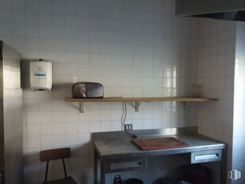 Local en venta en Calle Antonio Domingo, Talavera de la Reina, Toledo, 45600 con secador de manos, ebanistería, edificio, fregadero de cocina, encimera, aparato de cocina, fregadero, estufa de cocina, cocina y estufa de gas alrededor