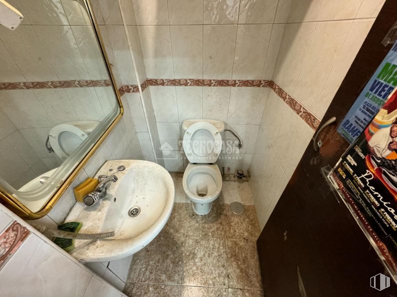 Local en venta en Calle Arroyo del Olivar, Puente de Vallecas, Madrid, 28018 con inodoro, fregadero, accesorios de fontanería, cuarto de baño, lavabo, grifo, madera, suelo, fontanería y suelos alrededor