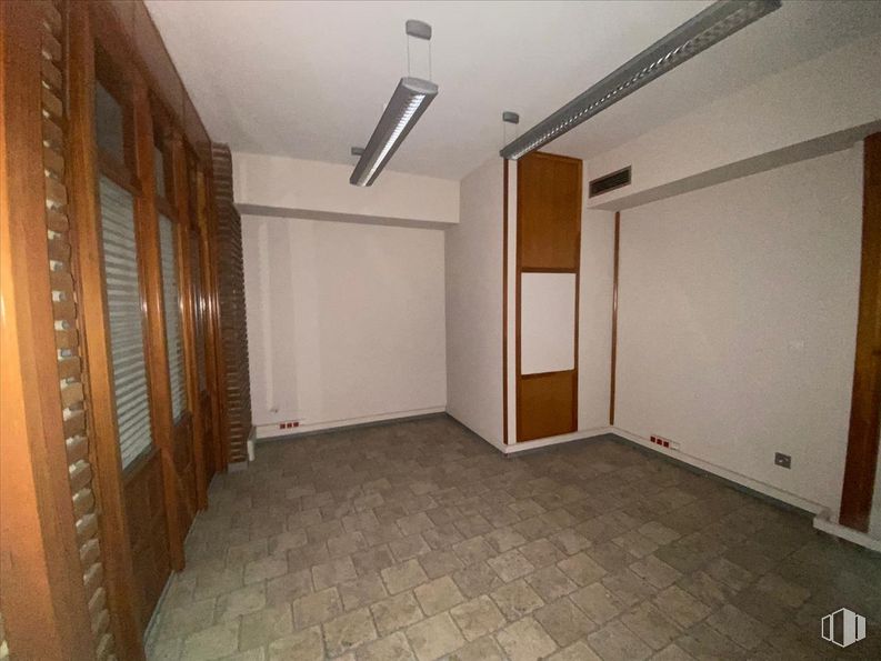 Oficina en venta en Calle Nueva, Toledo, 45001 con lámpara, alumbrado, puerta, accesorio, interiorismo, suelos, suelo, madera, hall y edificio alrededor