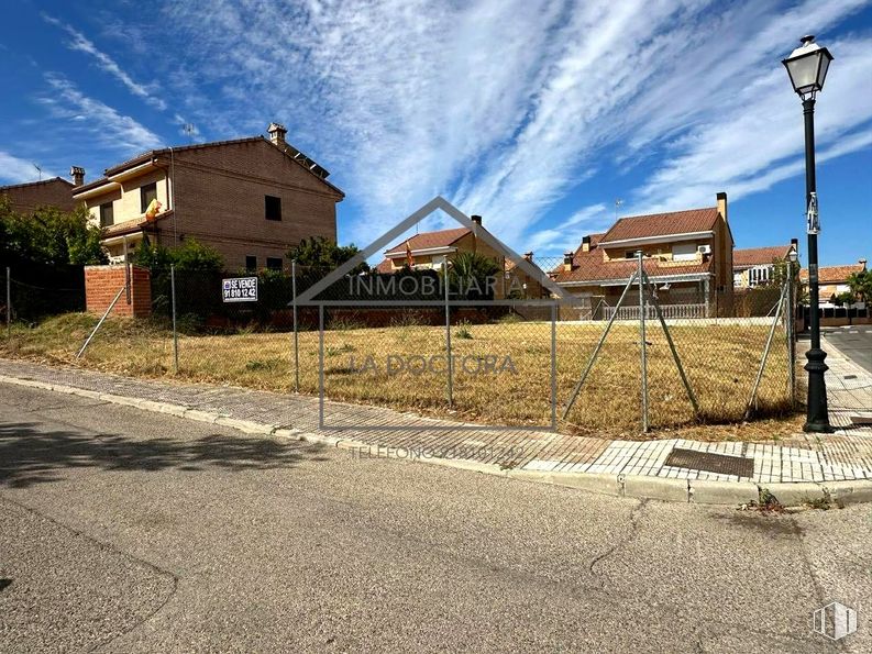 Land for sale at Calle Magnolios, Serranillos del Valle, Madrid, 28979 with cloud, sky, building, street light, house, plant, road surface, asphalt, window and grass around