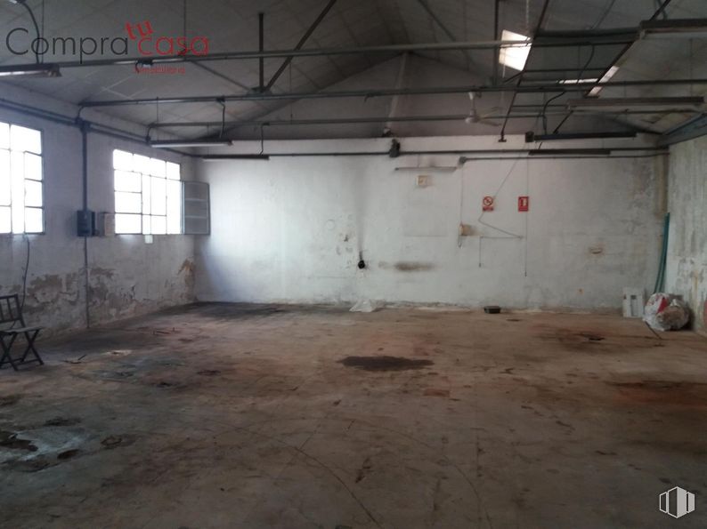 Industrial for sale at Polígono Industrial El Cerro, Segovia, 40006 with window, floor, building, fixture, flooring, hall, event, wood, ceiling and concrete around