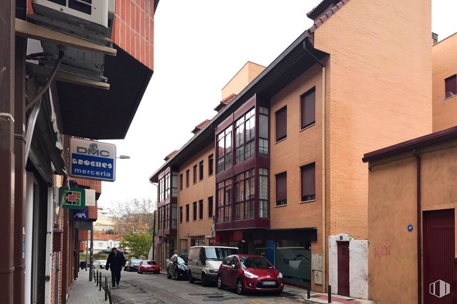 Retail for rent at Calle Fuente, 17, Collado Villalba, Madrid, 28400 with car, building, window, sky, infrastructure, vehicle, tire, road surface, wheel and urban design around