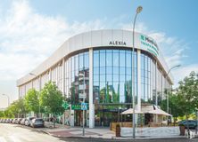 Office for sale at Calle Norias, 80, Majadahonda, Madrid, 28220 with building, sky, cloud, tree, urban design, facade, house, city, commercial building and plant around