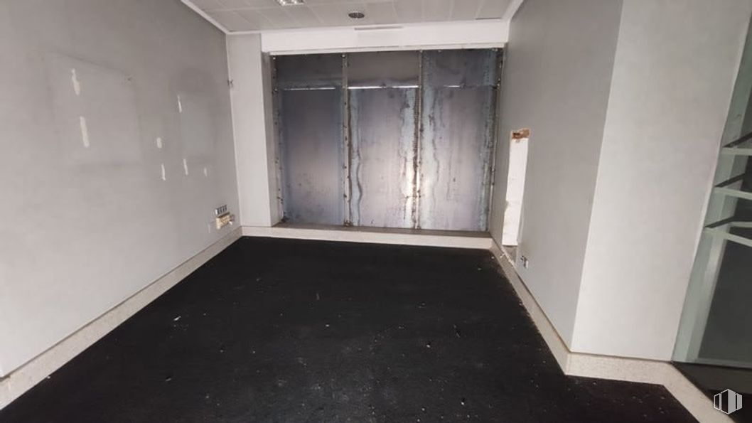 Retail for sale at Calle Carranque, Fuenlabrada, Madrid, 28944 with flooring, floor, door, grey, silver, tile flooring, plaster, basement, cleanliness and home door around