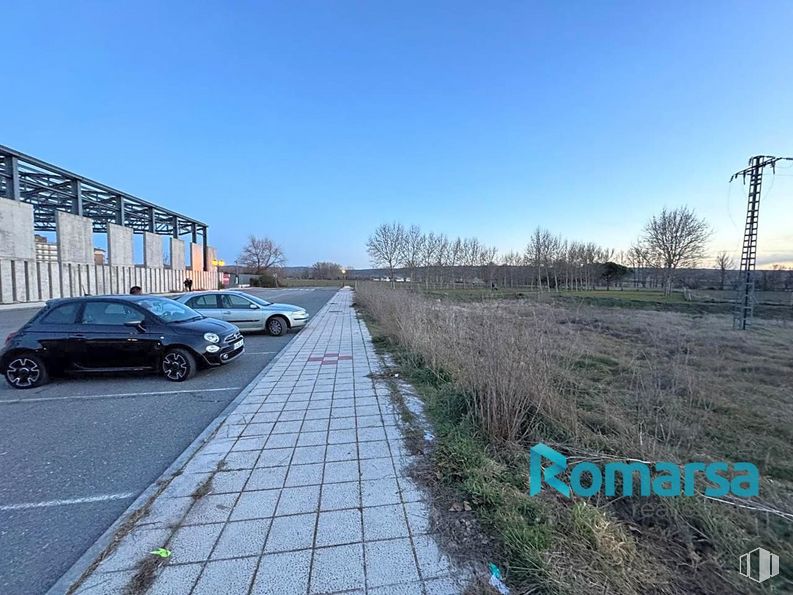 Land for sale at Calle Beethoven, Ávila, 05003 with car, automotive parking light, wheel, tire, sky, vehicle, plant, road surface, motor vehicle and automotive tire around